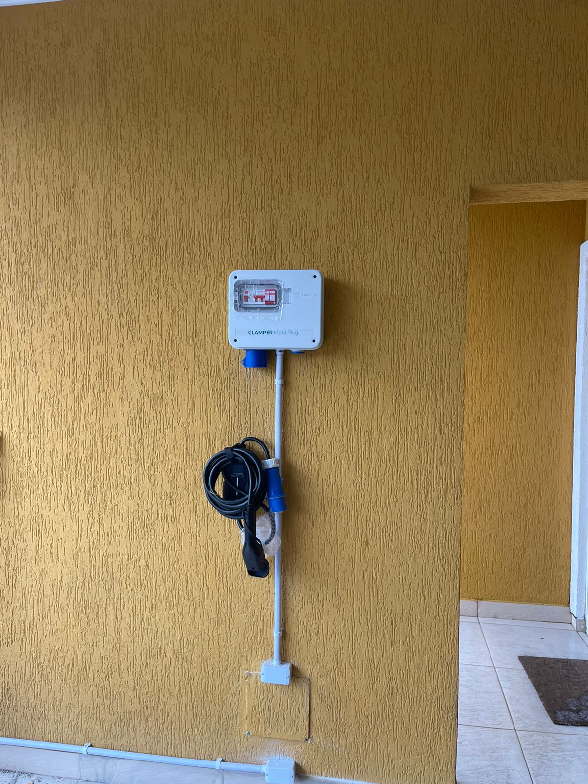Infraestrutura de recarga elétrica C2B com proteção Clamper Mobi Plug