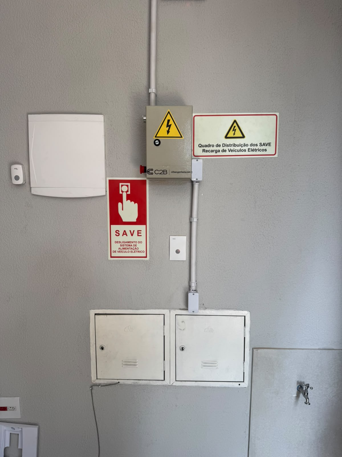 Carregador instalado pela C2B em garagem de condomínio
