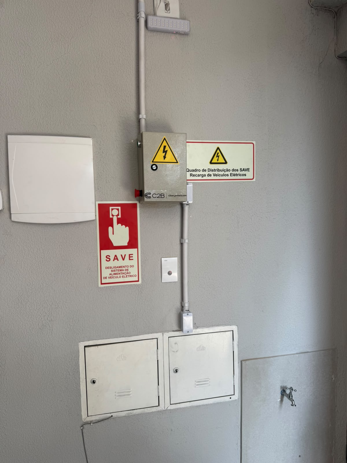 Quadro de distribuição para recarga de veículos elétricos, instalado pela C2B em condomínio